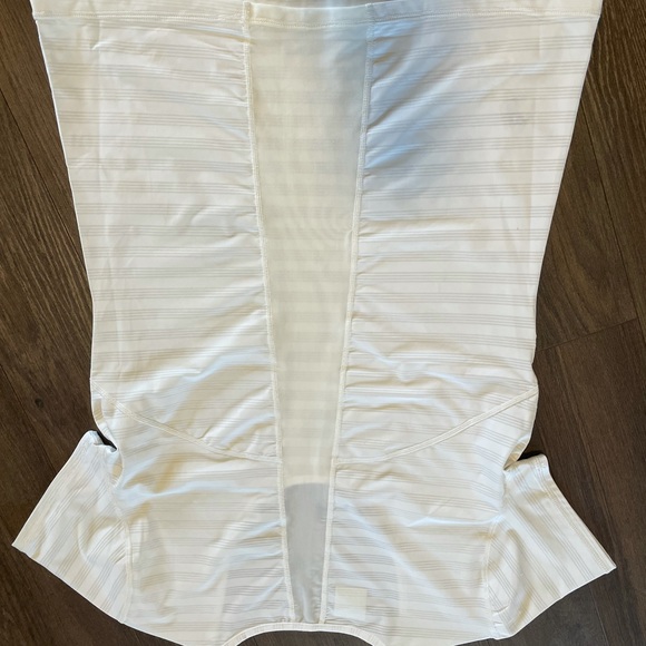 Oakley white athletic t-shirt - Picture 9 of 9